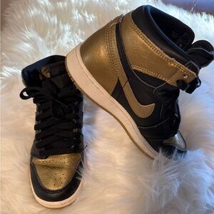 Nike Air Jordan 1 Retro High OG Black & Metallic Gold